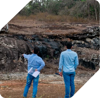 Equipe avaliando a área de mineração